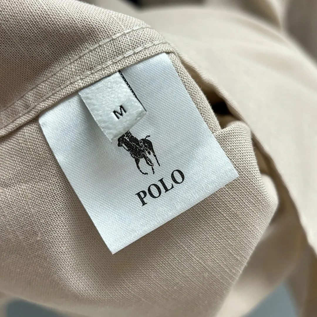 🅿️220 Ralph Lauren/Ralph Lauren early autumn linen embroidered shirt is made of custom-made natural plant fiber linen fabric with a unique bamboo texture. It has a simple and simple beauty. It has a loose fit and a three-dimensional upper body. The lines are smooth and natural. From the shoulder line to the waist line to the hem, the line transition is smooth. There are no unnecessary folds or accumulation. The whole body is neat and stretched. The chest is embellished with the iconic pony embroidery. Simple but highly recognizable. The color transition of the embroidery thread is natural. The stitches are even and uniform in size. The stitches can also connect naturally and the lines are smooth and not stiff. Size: S M L XL